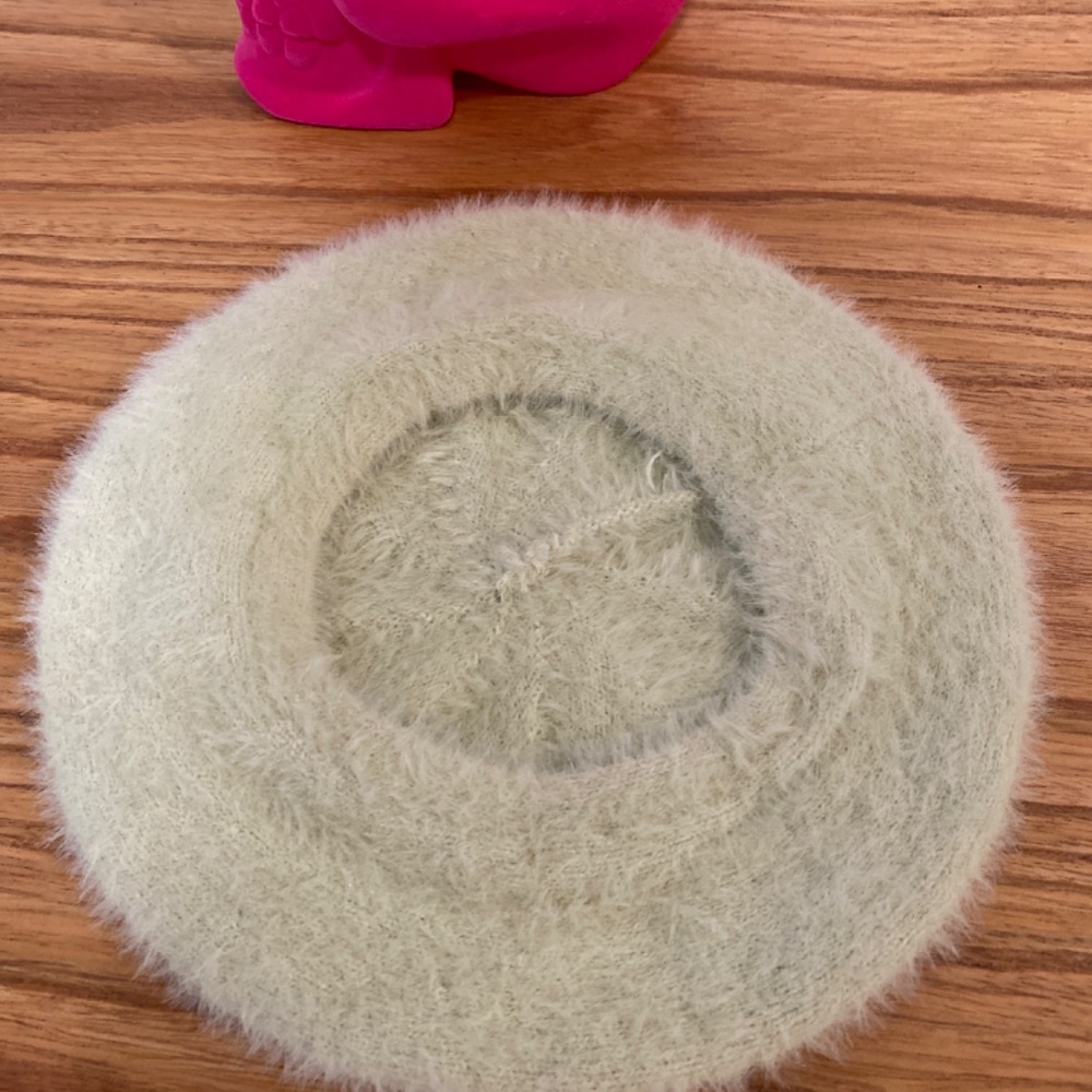 fuzzy light spring green beret - Picture 3 of 5